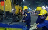 Hàng trăm công nhân hối hả nạo vét bùn hồ Hoàn Kiếm trong đêm